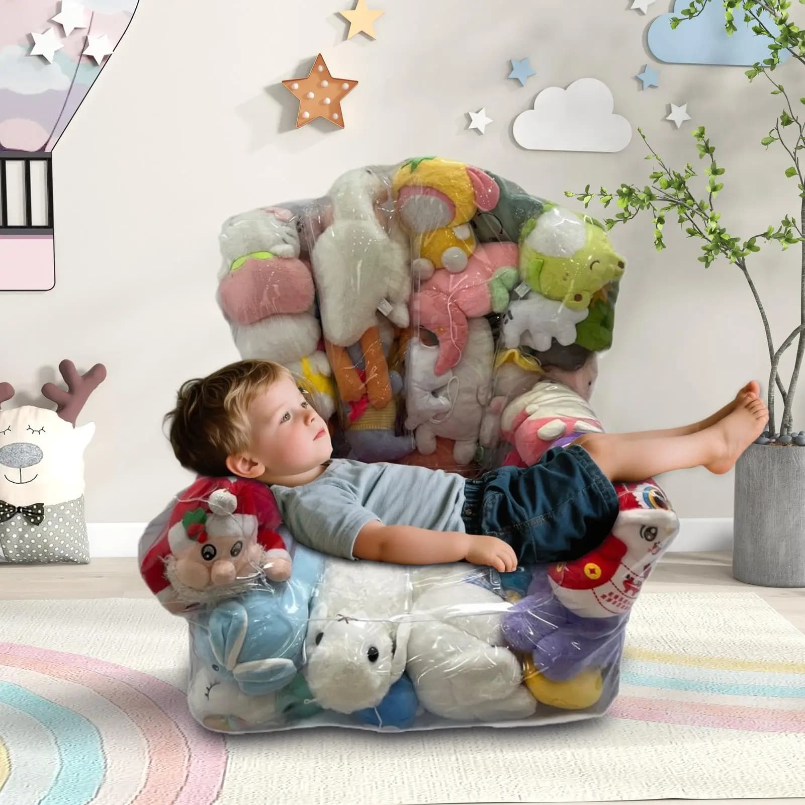 Saco organizador transparente grande capacidade cheio de brinquedos de pelúcia com criança deitada