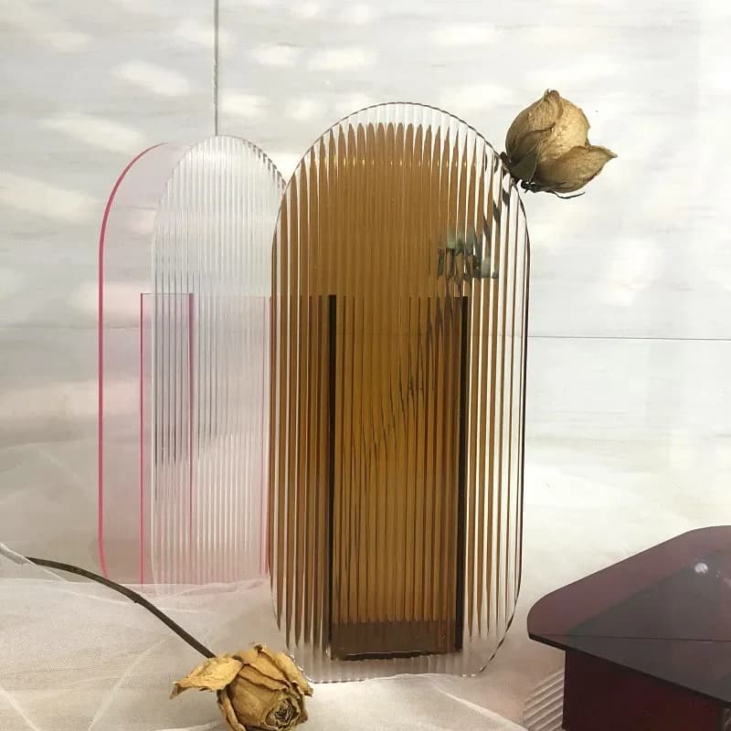 Kit com 3 vasos para flores acrílicos modernos em tons de verde, rosa e transparente com design listrado