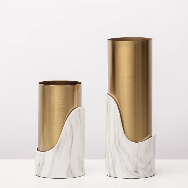 Vasos Jácotei com base em mármore branco e corpo metálico dourado em design minimalista elegante