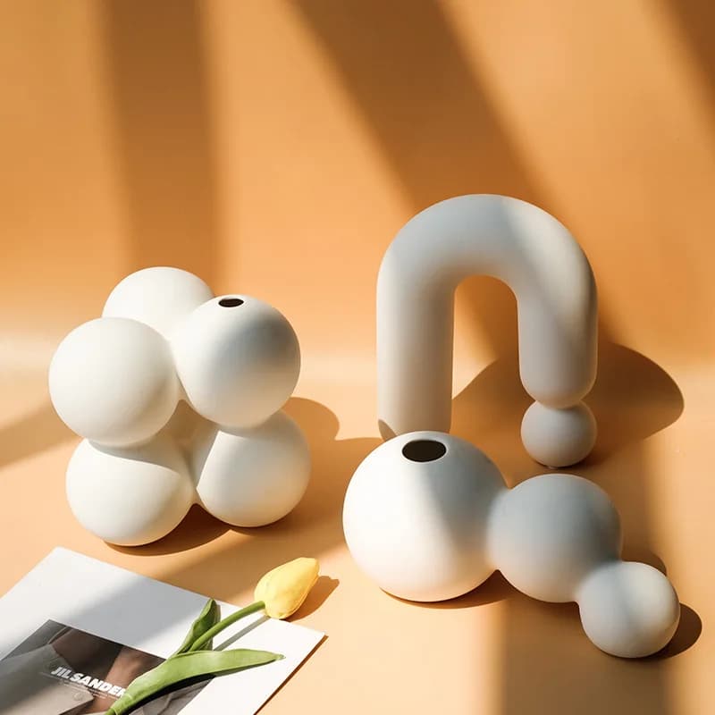 Vasos de porcelana brancos em formas orgânicas e abstratas para decoração nórdica