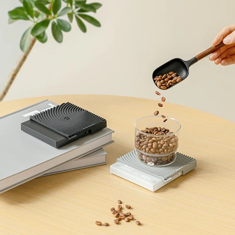 Balança Timemore Espelho Mini em preto e branco com design moderno e superfície texturizada para café