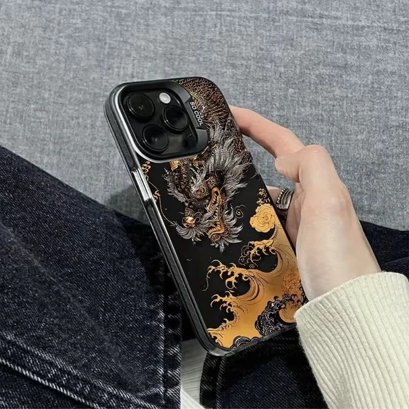Capa preta chapeada para Xiaomi Redmi Note 14 com desenho de dragão dourado e proteção para câmera