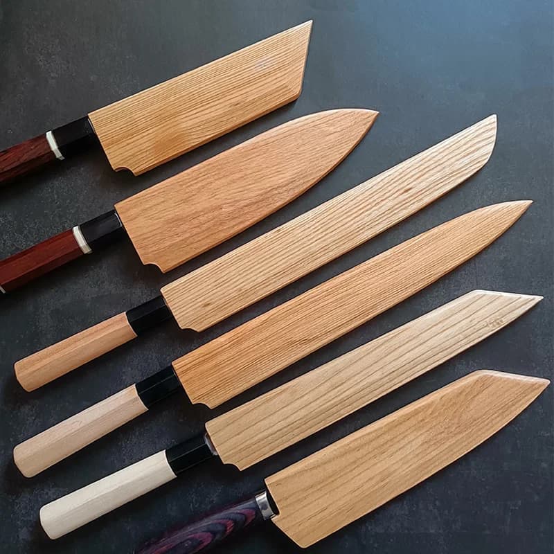 Conjunto de facas de chef japonesas com lâminas de madeira e cabos coloridos