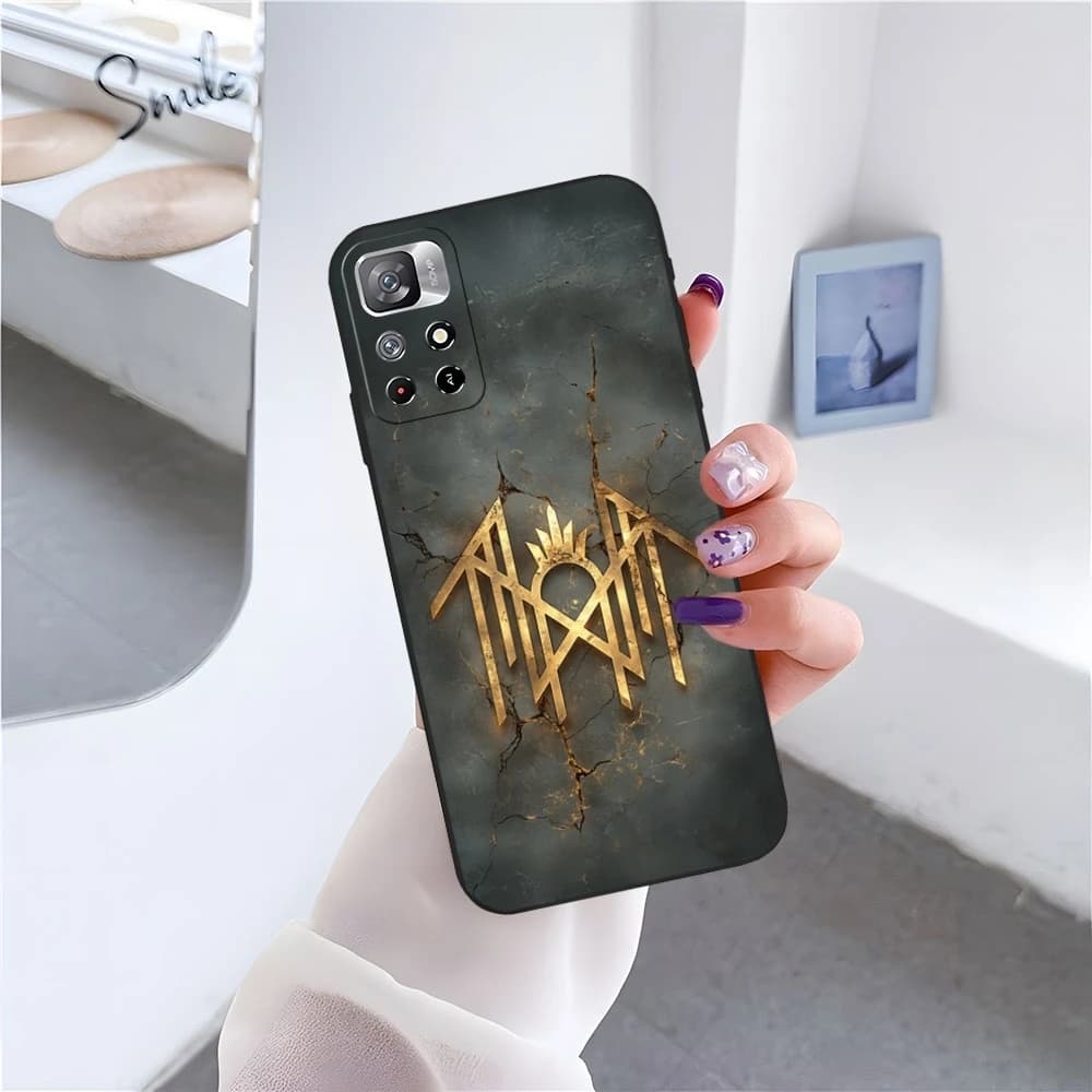 Capa estampada para Xiaomi Poco com desenho dourado sobre fundo cinza escuro, proteção traseira