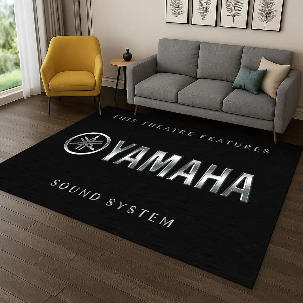 Tapete Yamaha preto com logo e texto em sala de estar