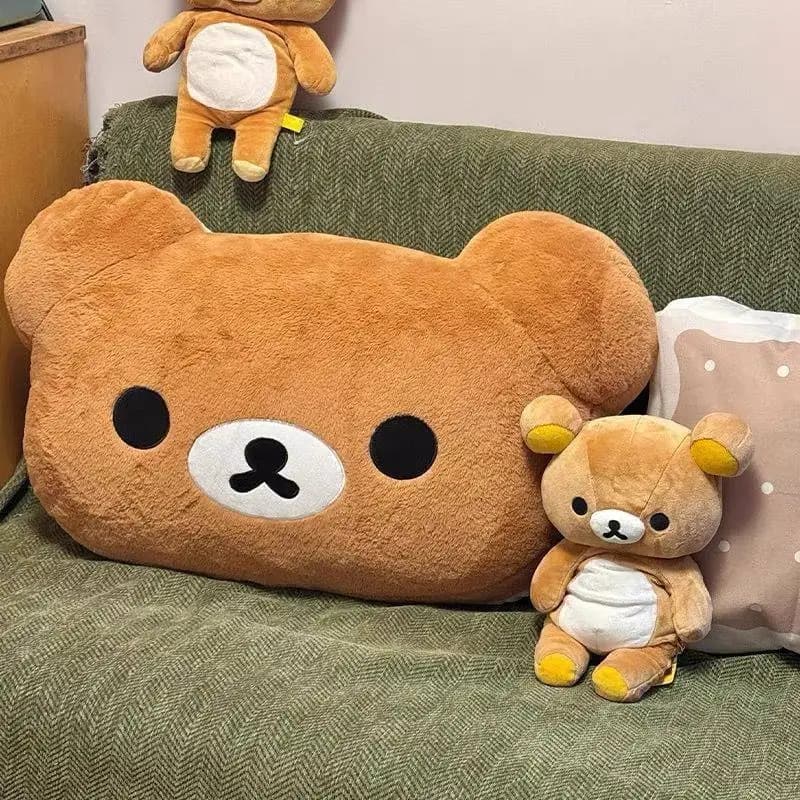 Almofada de pelúcia Fan Rong Rilakkuma bege macia grande sobre sofá verde com ursinho de pelúcia menor