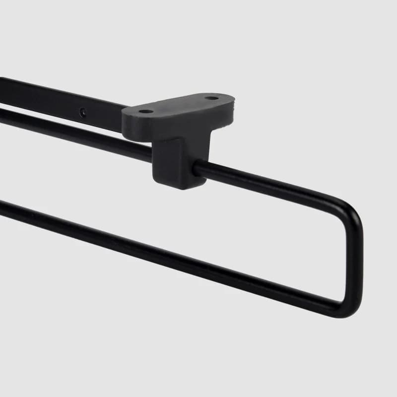 Barra do organizador de guarda-roupa retrátil preta com suporte fixador em plástico resistente