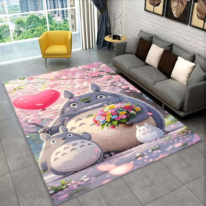 Tapete infantil Totoro clássico antiderrapante com estampa colorida de Totoro segurando flores e balão rosa