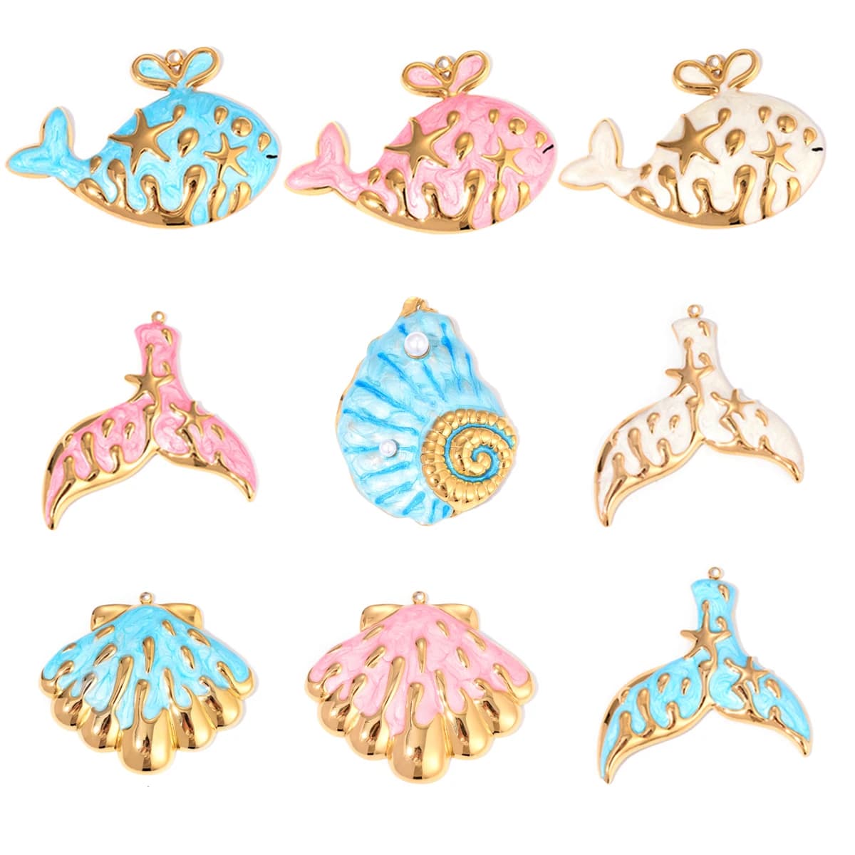 Pingentes de aço inoxidável esmaltados em formato de baleia, cauda de peixe e concha, cores azuis, rosas e brancas, com detalhes dourados.