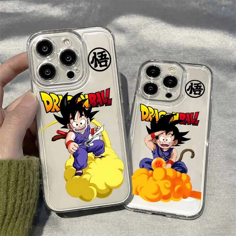 Capa transparente de smartphone com design de Dragon Ball Z, mostrando Son Goku com lança vermelha e em pose dinâmica.