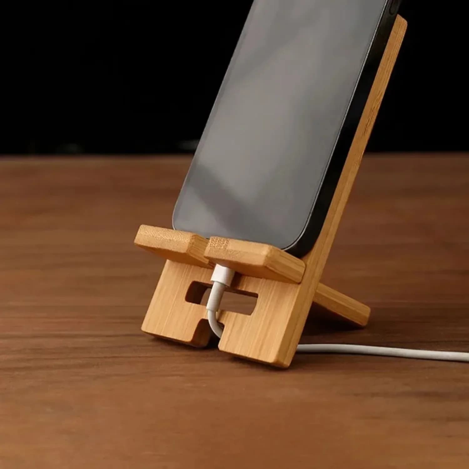 Suporte para celular de bambu marrom com base para carregamento e cabo conectado