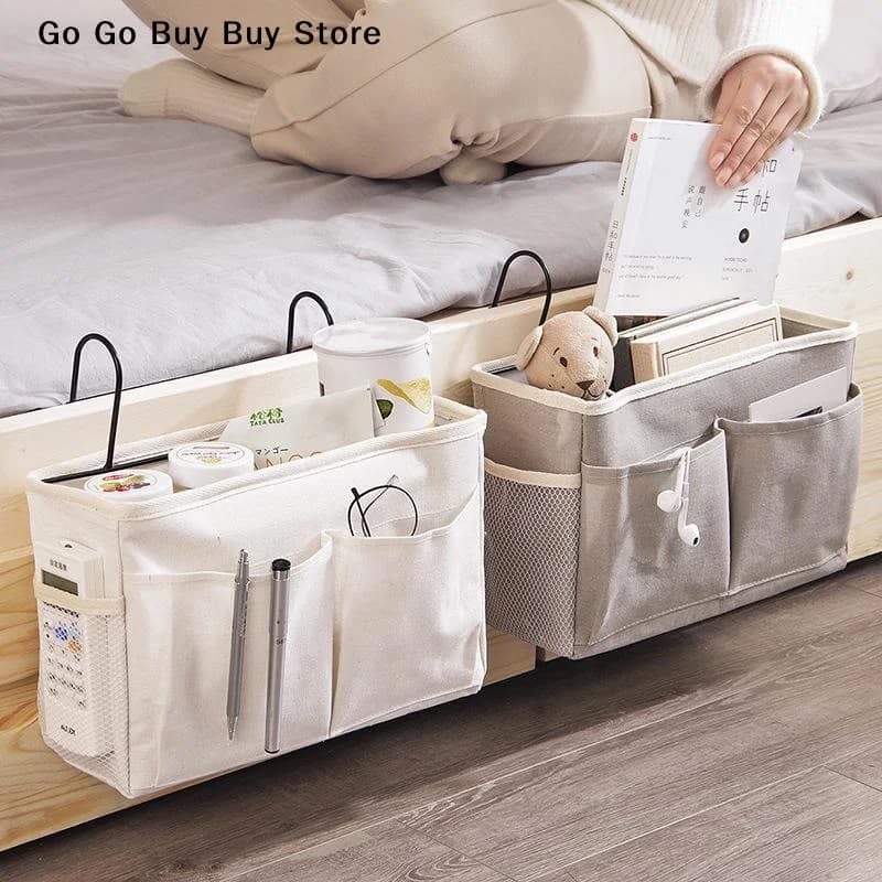 Bolsa organizadora de feltro cinza e branca para cabeceira de cama com múltiplos bolsos