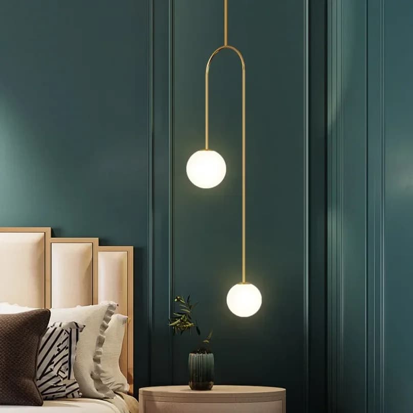 Lâmpada pendente moderna com design de bola de vidro em metal dourado