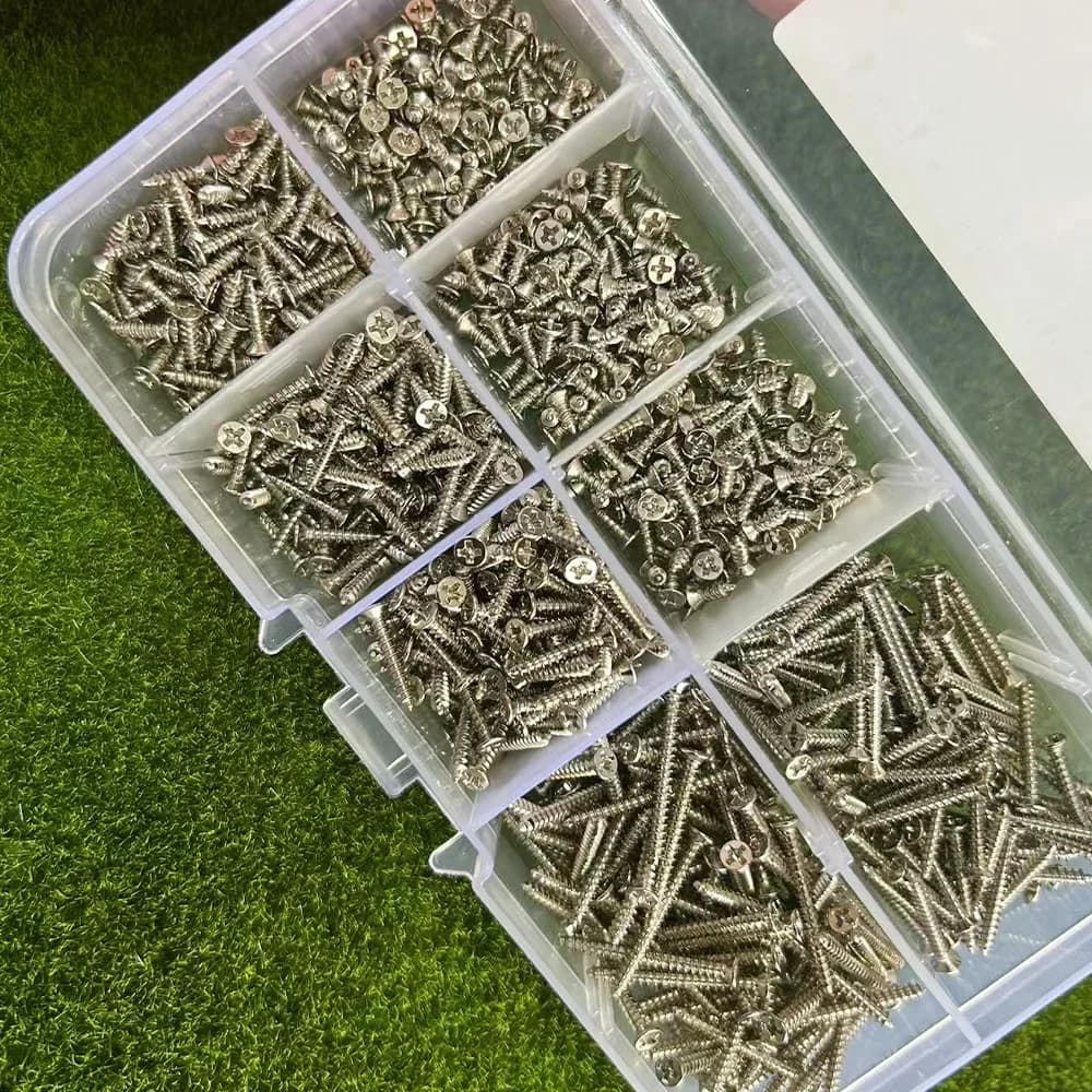 Caixa organizadora com compartimentos contendo parafusos autoatarraxantes miniatura em aço inox