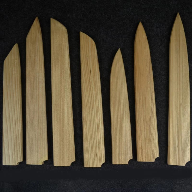 Conjunto de facas de chef japonesas com lâminas de madeira e cabos coloridos