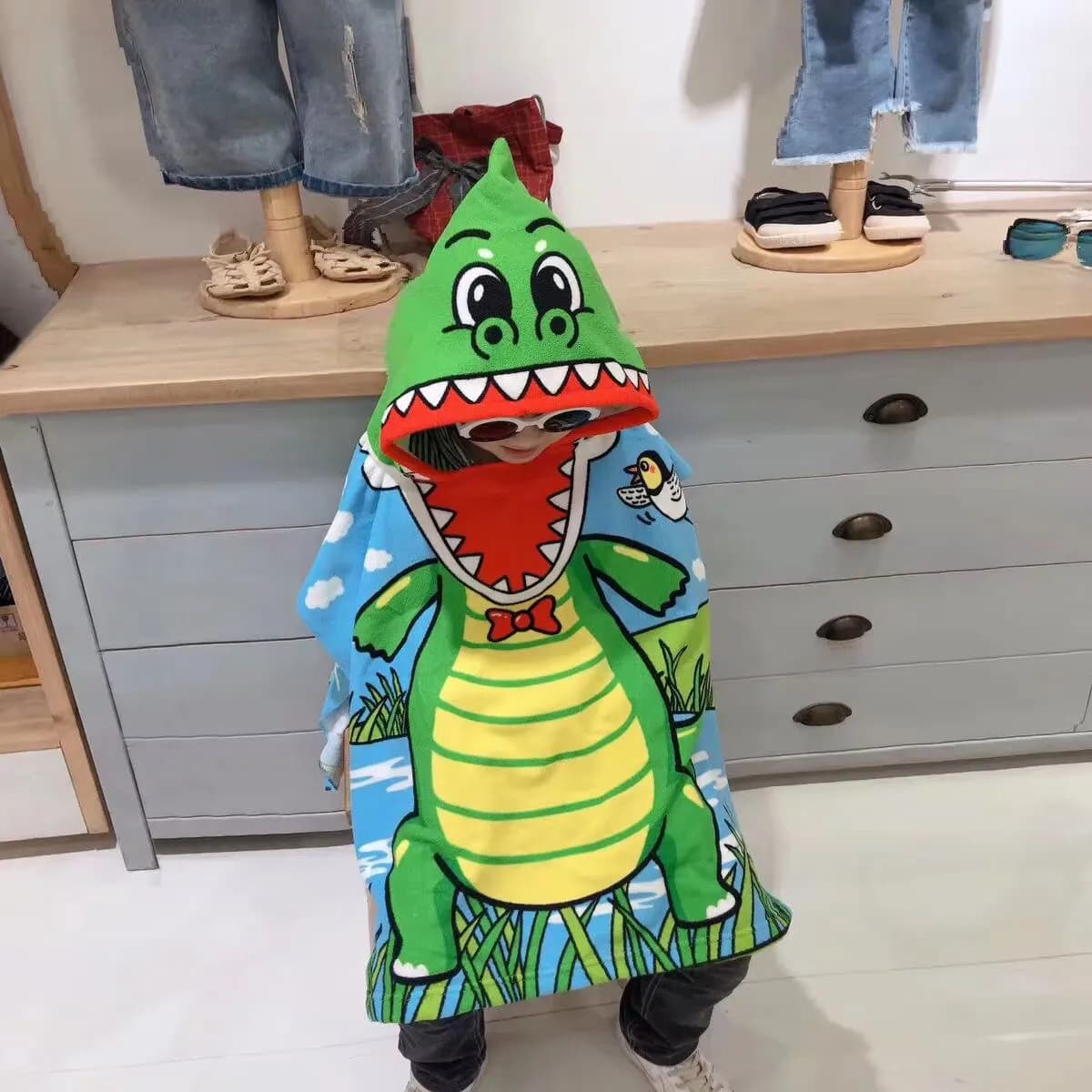 Criança vestindo manto infantil com capuz de dinossauro verde, algodão confortável para bebê