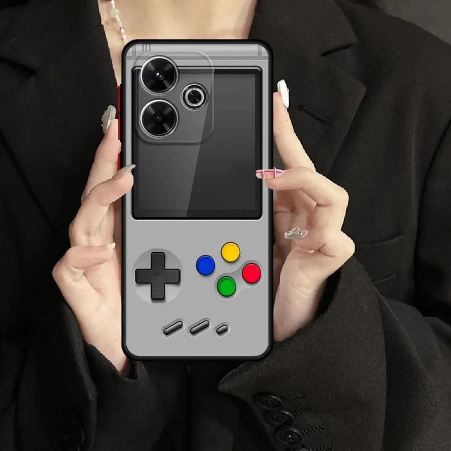 Capa cinza para Xiaomi Redmi Note 15 gamer com botões coloridos segurada por pessoa com casaco preto