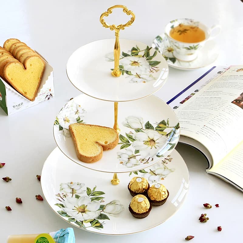 Suporte de prato de bolo de três andares com decoração floral branca e verde