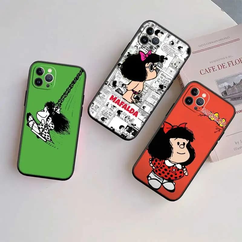 Capas Xiaomi Poco com design Mafalda em fundo verde, laranja e preto e branco com logo visível