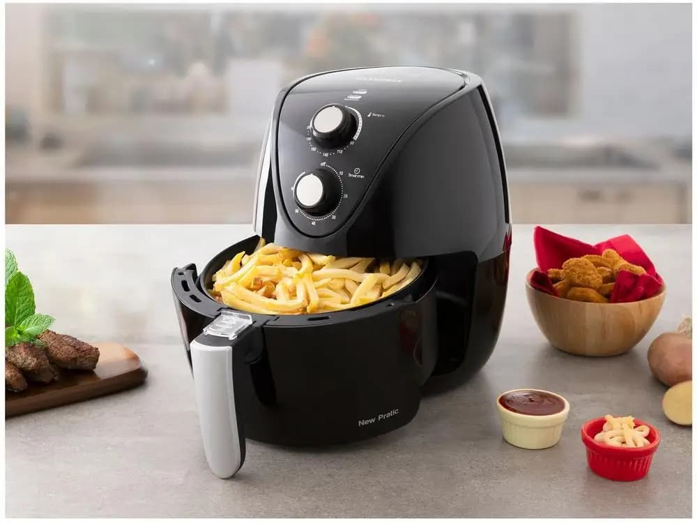 Fritadeira elétrica Air Fryer Mondial Pratic AF-31 preta com cesto removível cheia de batatas fritas