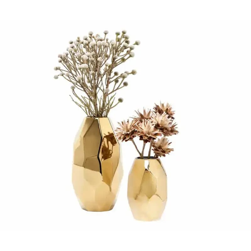 Vasos decorativos de ouro estilo minimalista com flores brancas e marrons