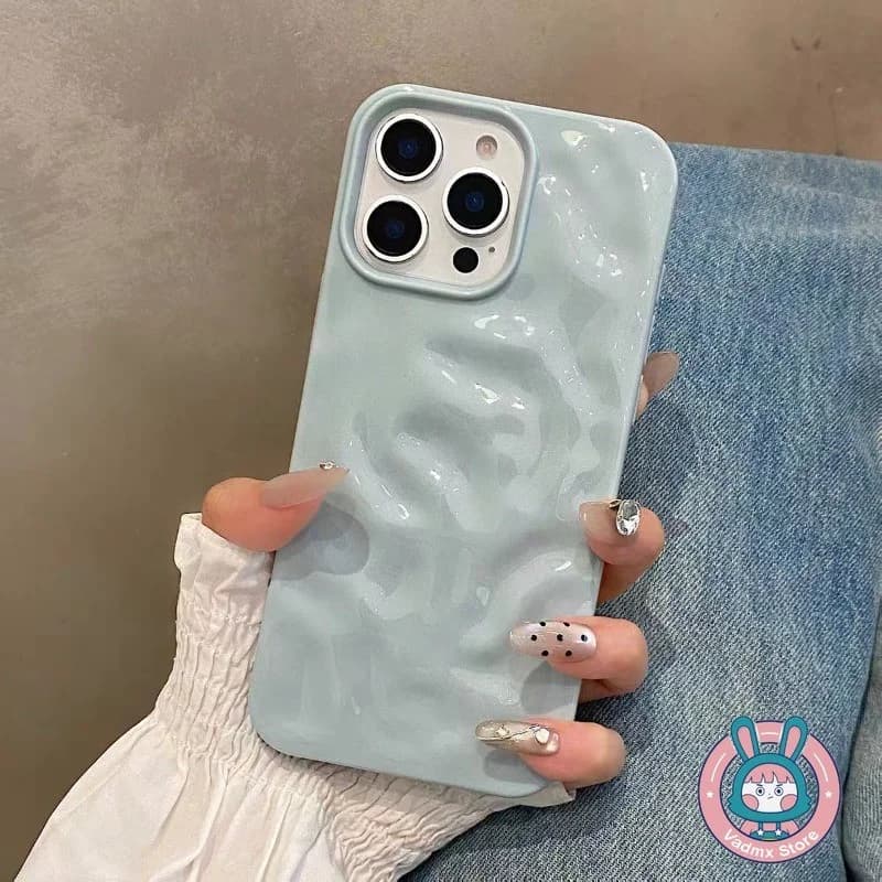 Capa de telefone 3D Meteorite para iPhone 11 Pro Max, azul claro, textura de meteorito, segurada por mão com unhas pintadas, fundo jeans azul, logotipo loja rosa.