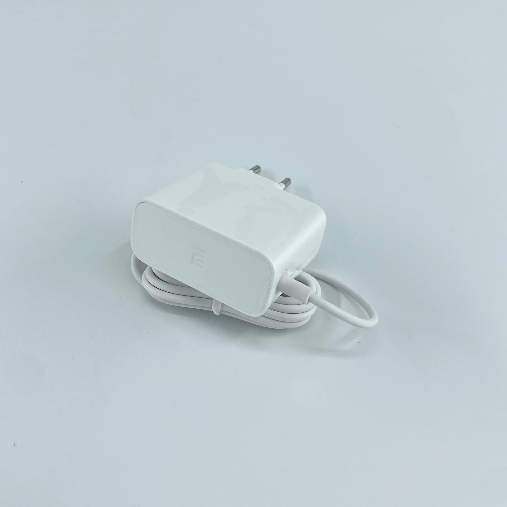 Carregador original Xiaomi branco para aspirador de pó com plugue europeu e cabo enrolado