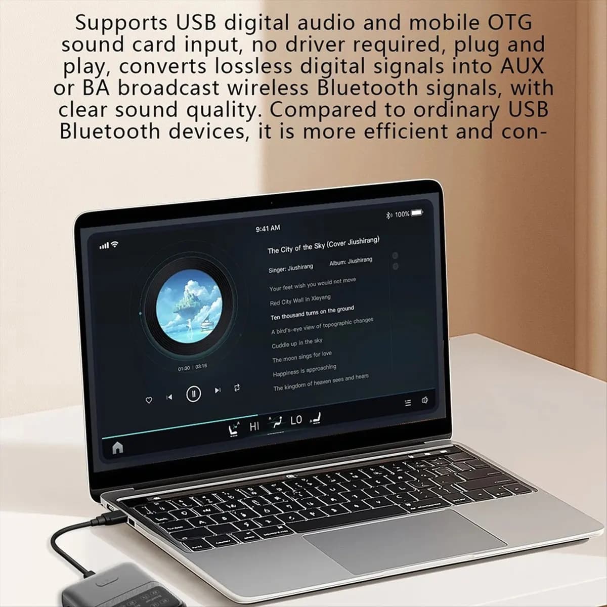 Receptor de áudio Bluetooth 5.4 cinza com mulher assistindo TV