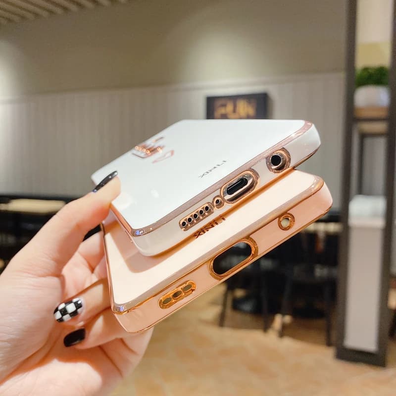 Detalhe da capa de silicone branca com bordas douradas para Redmi Note 10 Pro mostrando entradas e botões