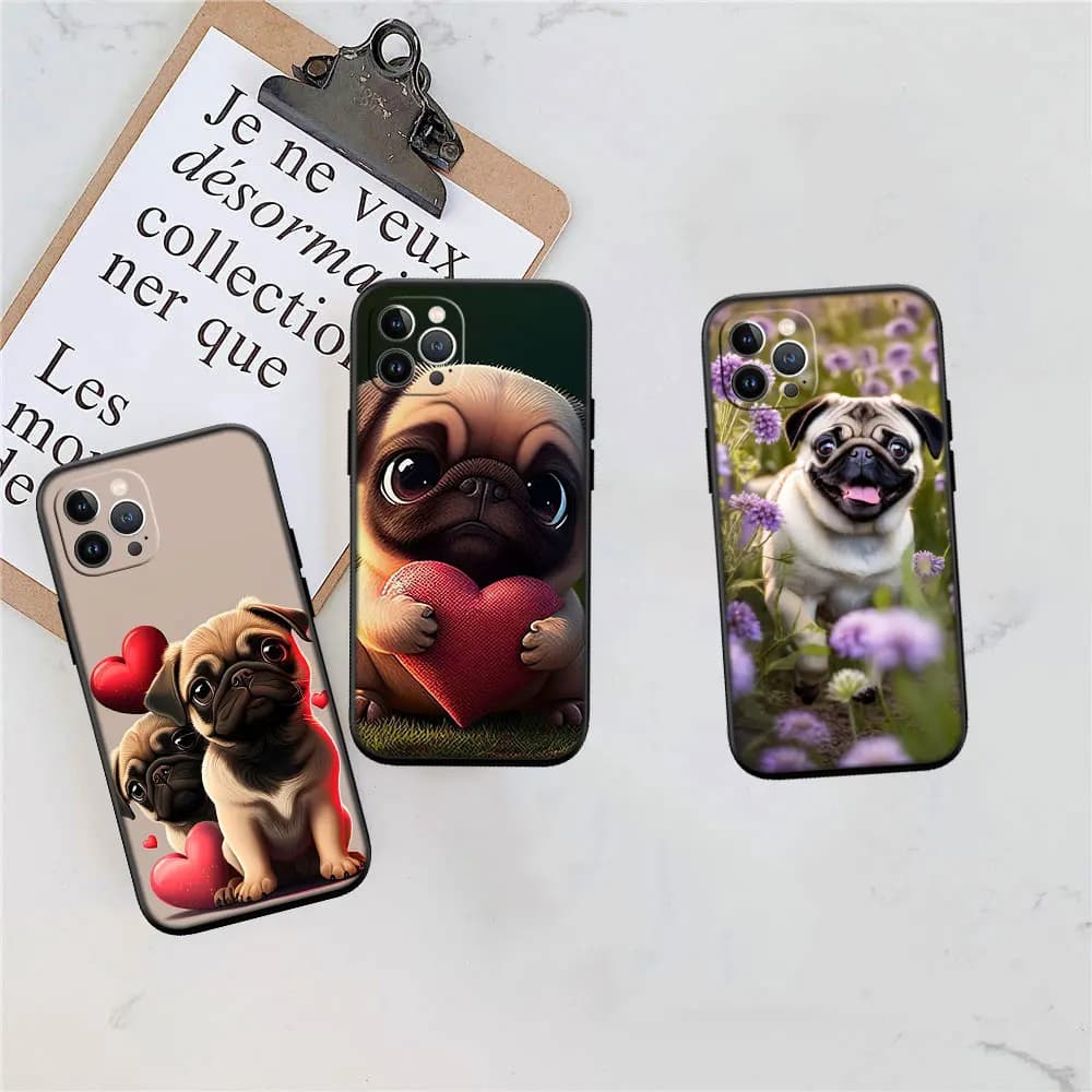 Capa Xiaomi Poco com design de pug fofo segurando coração e pug feliz em campo com acabamento fosco