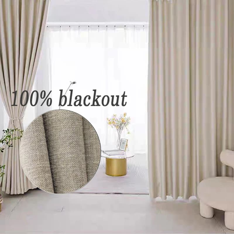 Cortinas de linho bege com 100% blackout em sala de estar moderna