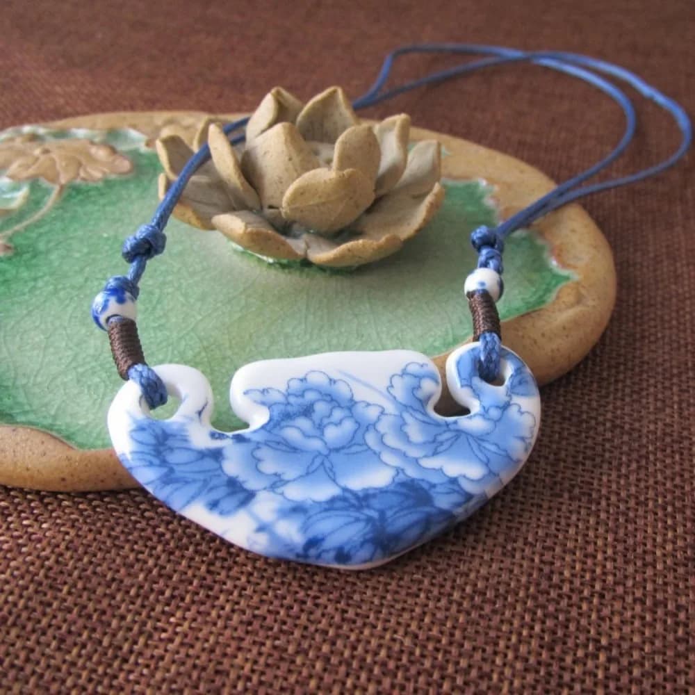 Colar feminino étnico com pingente porcelana branca e azul formato abstrato floral e corrente azul