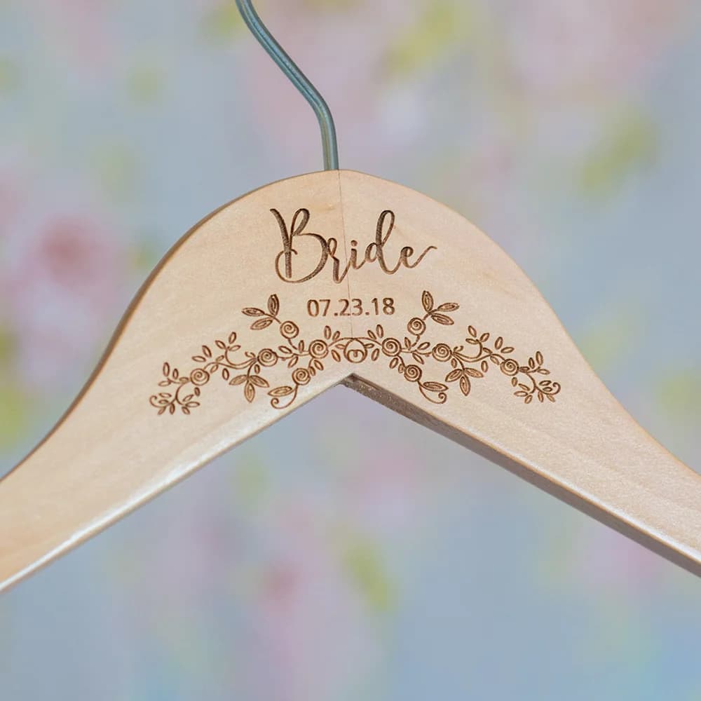 Cabide de madeira personalizado para casamento com gravação de flores e data