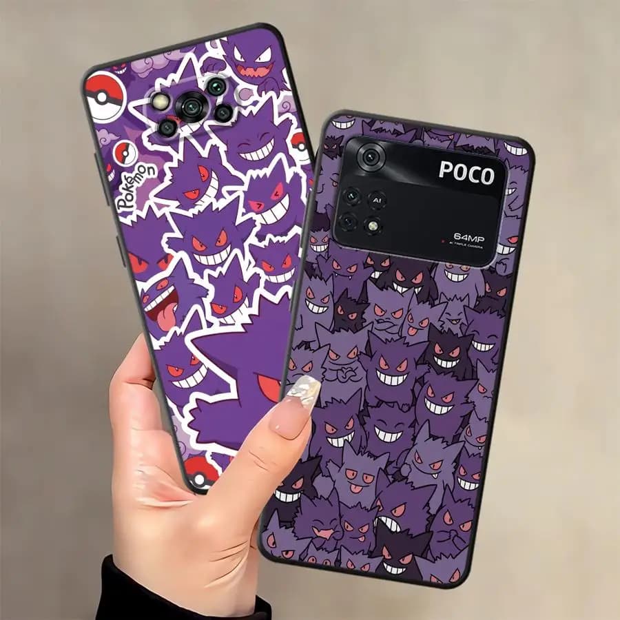Duas capas para Xiaomi Poco com estampas do Pokémon Gengar em estilo cartoon roxo e lilás com detalhes vermelhos