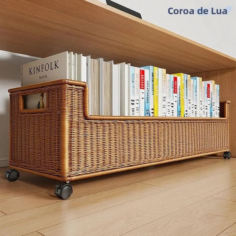 Estante de livros de chão com grande capacidade de armazenamento para livros didáticos, organizador móvel para abaixo da mesa, material de vime, rodas pretas, estante marrom, livros organizados.