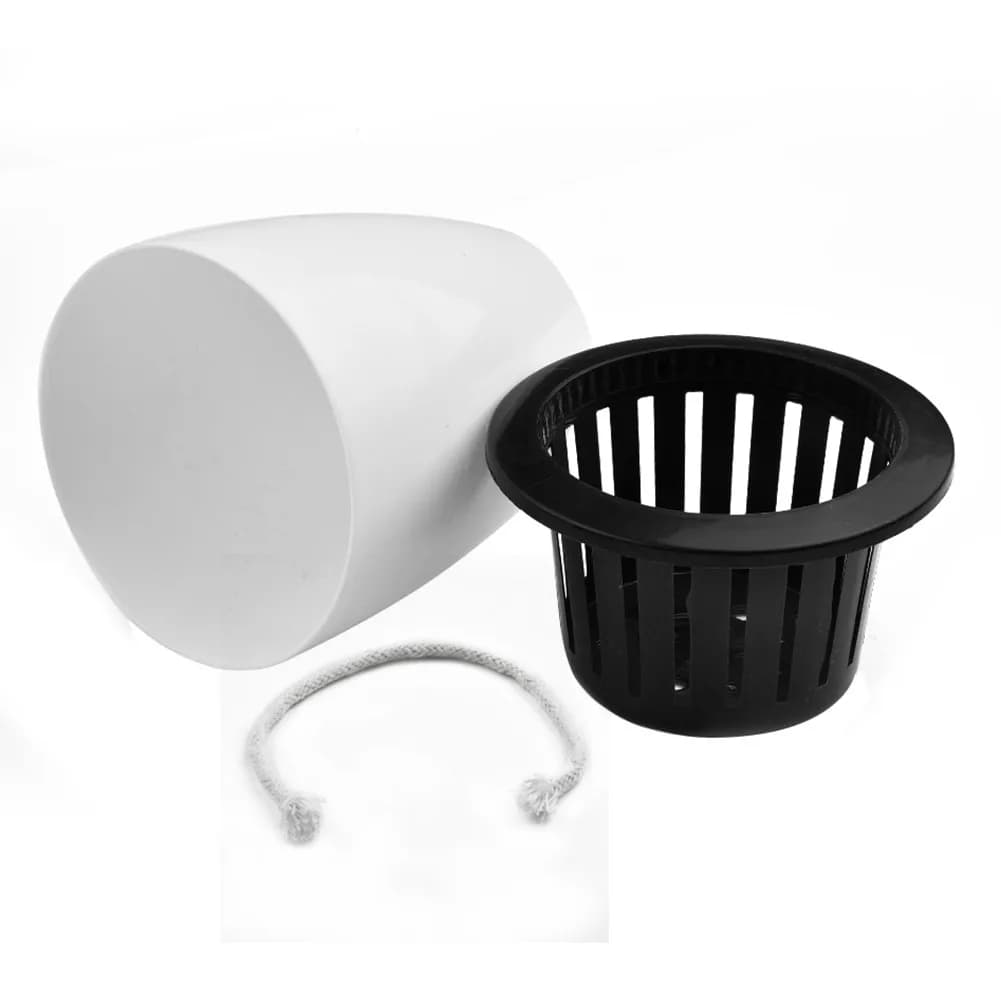 Vaso autoirrigável Jácotei branco com tampa preta, plástico imitando porcelana, com corda absorvente e cesto interno