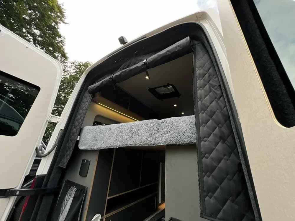 Cortina de isolamento preta para porta traseira de van, com padrão de losangos para isolamento térmico e blackout.