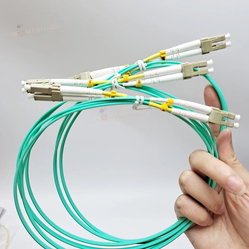 Cabo fibra óptica OM3 LC UPC duplex multimodo ciano com conectores LC brancos sendo segurado kit 10 peças