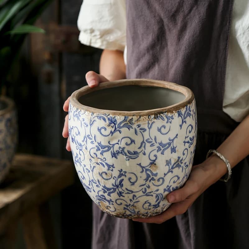 Vaso de cerâmica azul e branco com padrão floral para decoração de jardim