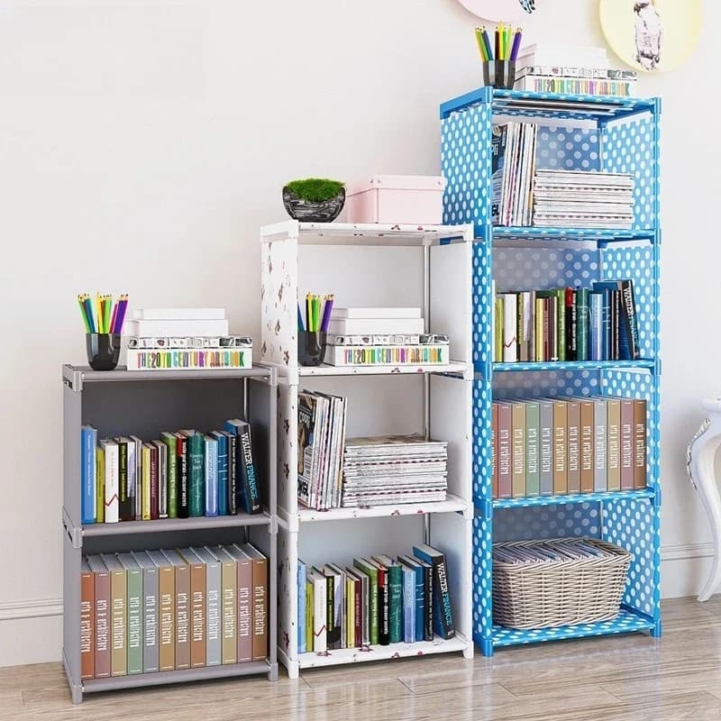 Estante multicamadas com design de bolinhas azul e branco, livros e itens decorativos