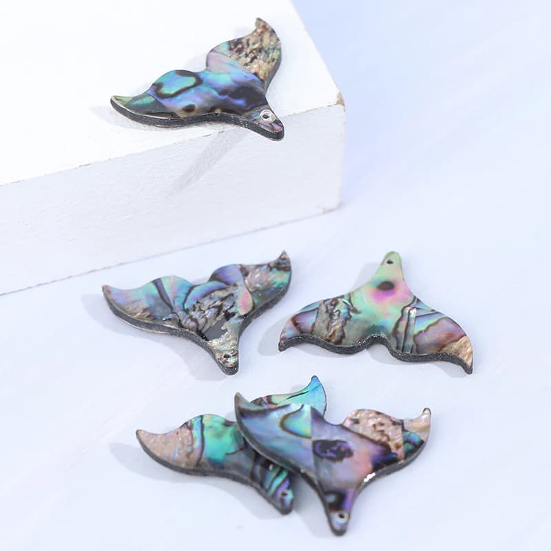 Conjunto de 5 pingentes cauda de peixe madrepérola azul e verde para colar e chaveiro