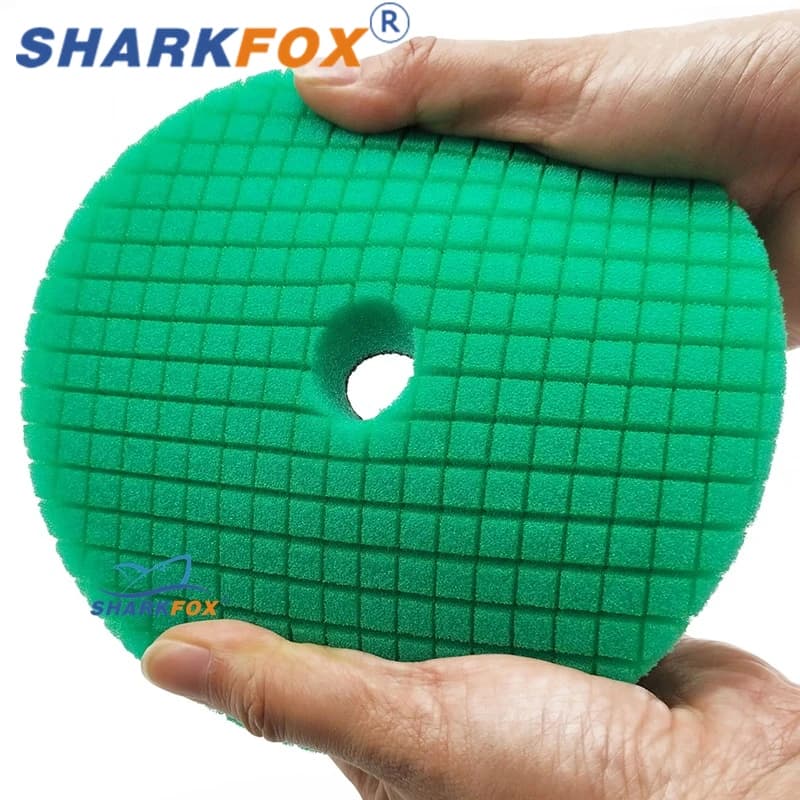 Almofada de polimento verde Sharkfox em espuma com textura quadriculada segurada por mãos
