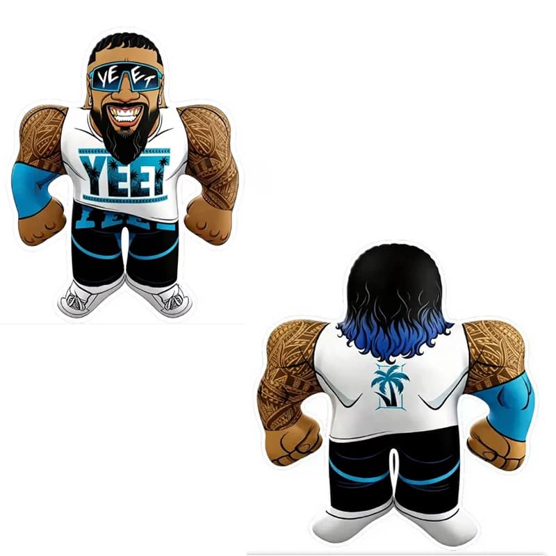 Almofada pelúcia Big Shots personagem 3D com camiseta branca e azul e tatuagens para decoração de sofá