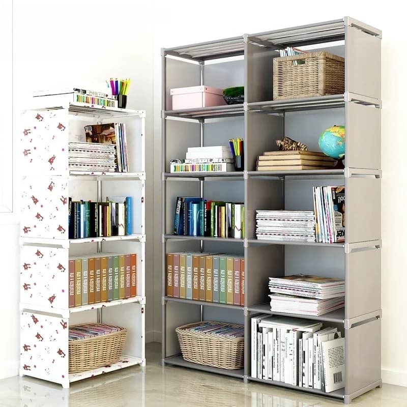 Estante de livros multicamadas cinza com design floral à esquerda e cinza escuro à direita, cheia de livros e plantas.