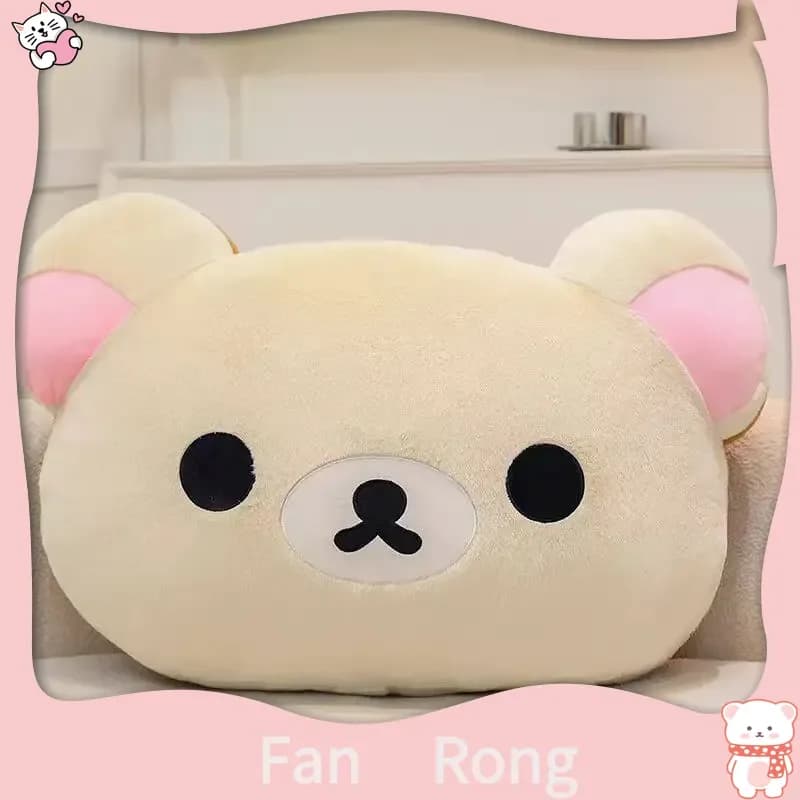 Almofada de pelúcia Rilakkuma, personagem de pelúcia, olhos e nariz pretos, orelhas rosa, corpo bege, fundo rosa e branco.