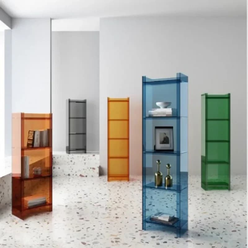 Estante estreita de prateleiras transparentes em várias cores em um ambiente minimalista