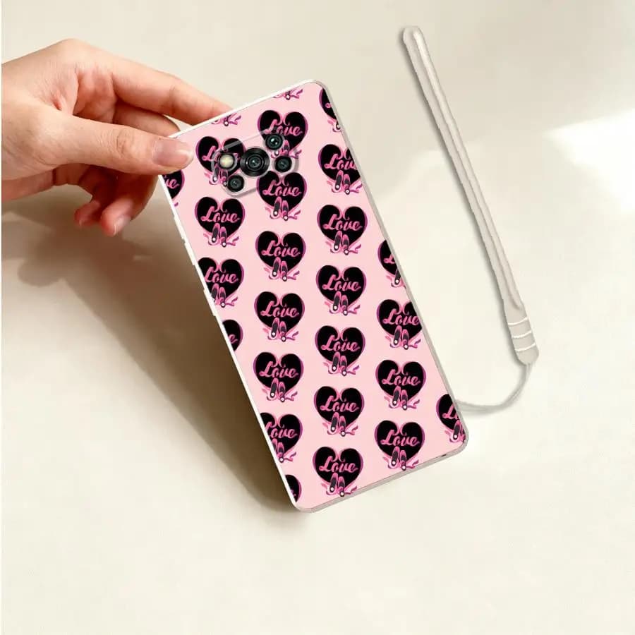 Capa de telefone rosa com estampa de corações e texto Love