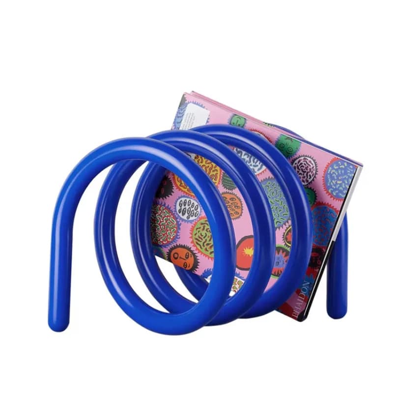 Estante decorativa espiral criativa azul em madeira com design moderno para livros