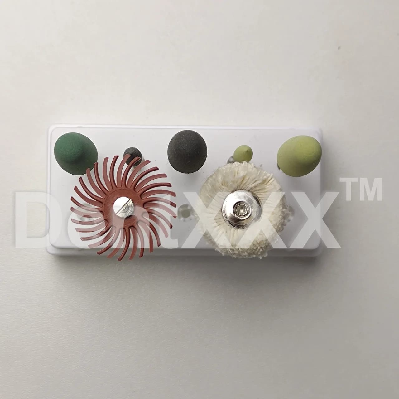 Kit de polimento com sete peças, incluindo brocas de silicone e polidor de lã em suporte branco.