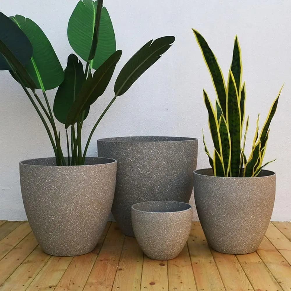 Conjunto de vasos Jácotei imitação de pedra grande capacidade em tom cinza com plantas decorativas
